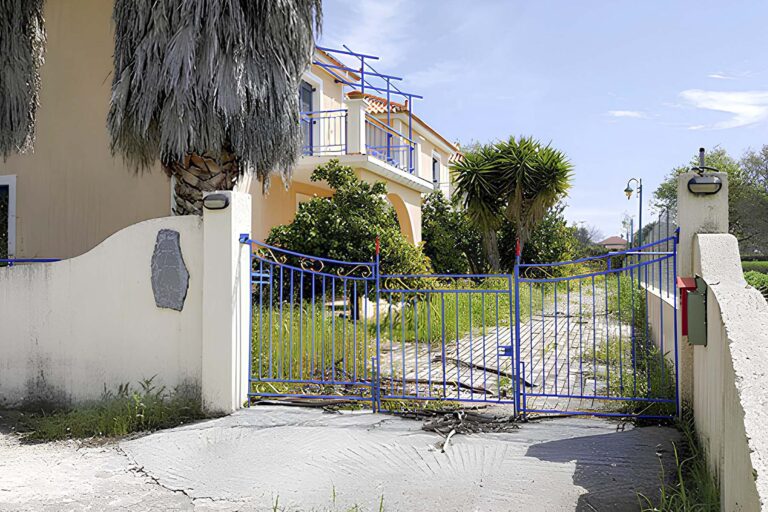 Είσοδος κατοικιών στα Μαυράτα - Κωδ. Ακινήτου 2009