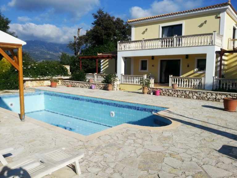 epiplomeni villa-2033-apopsi tis villas me tin pisina