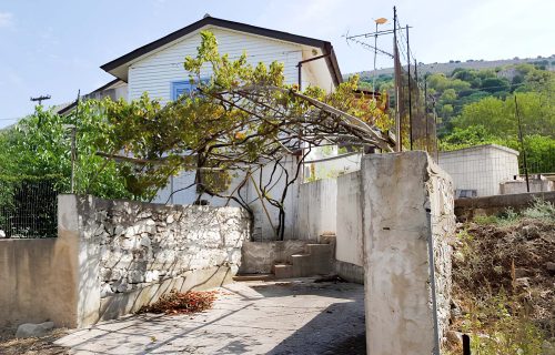 Περιφραγμένη κατοικία στα Φάρσα - Κωδ. Ακινήτου 2103