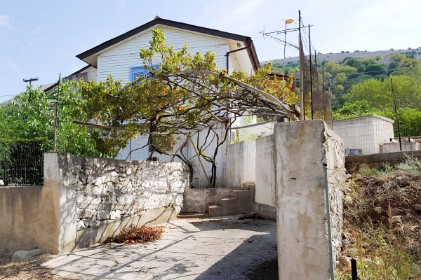 Fenced house in Farsa - property id 2103