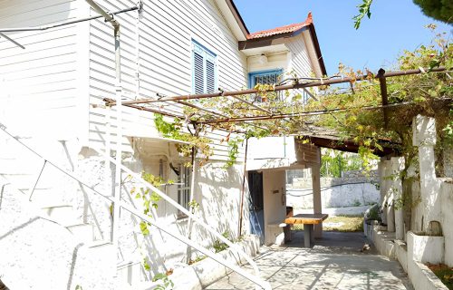 View of the entrance of the house in Farsa - property id 2103