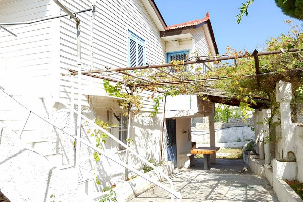 View of the entrance of the house in Farsa - property id 2103