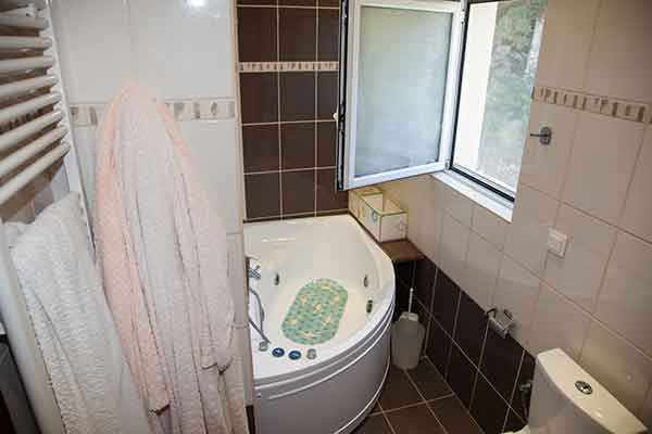 3-storey house-2323-bathroom