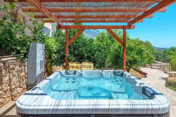 villa-9999-hot tub