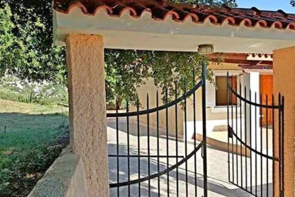 detached house-2336-view of the entrance