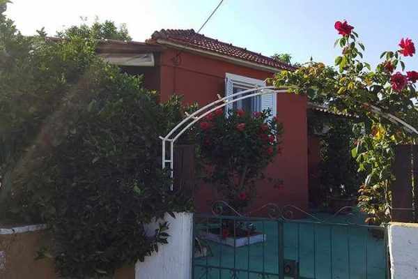 detached house-2089-view of the house and garden