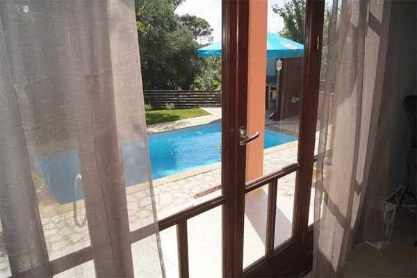 villa-2681-thea stin pisina