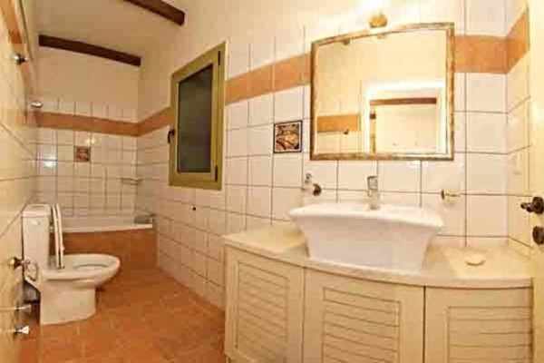 luxury villa-2050-first bathroom
