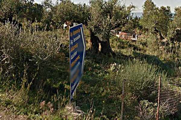 A 1,064.38 sq.m buildable plot is for sale in Markoulata, Kefalonia