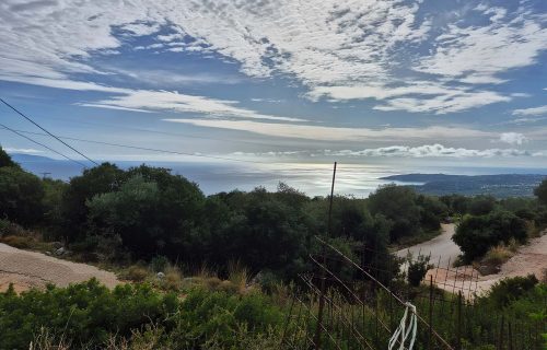 Αγροτεμάχιο με θέα στη θάλασσα στα Βλαχάτα - Κωδ. Ακινήτου 3349