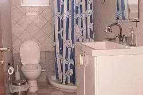 two apartments-2311-bathroom