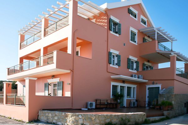 Άποψη εισόδου συγκοτήματος στα Κομποθεκράτα - Κωδ. Ακινήτου 2156