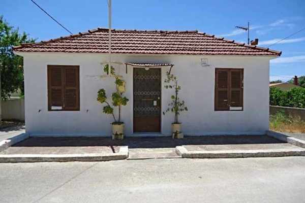 traditional house-1992-view of the house from the road