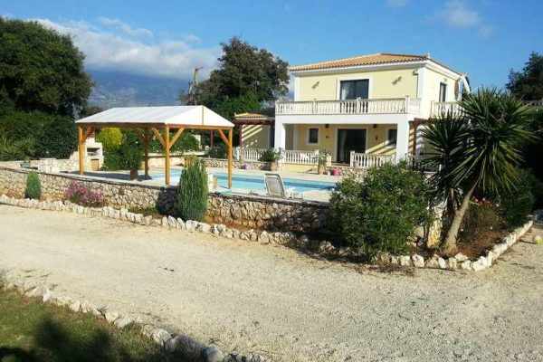 villa-2033-view of the villa and the pool