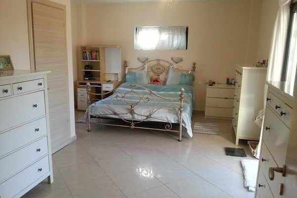 villa-2033-first bedroom