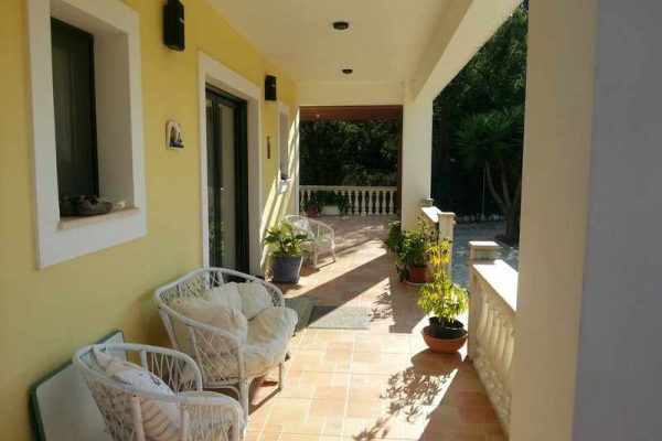 villa-2033-view of the entrance