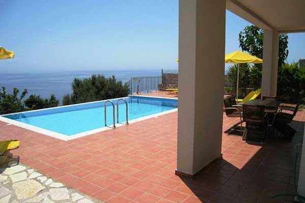 villes me pisina-2585-i pisina tis protis villas
