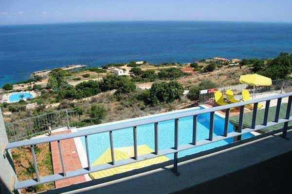 villes me pisina-2585-thea apo tin proti villa